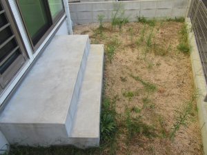 戸建ては雑草との戦いだ