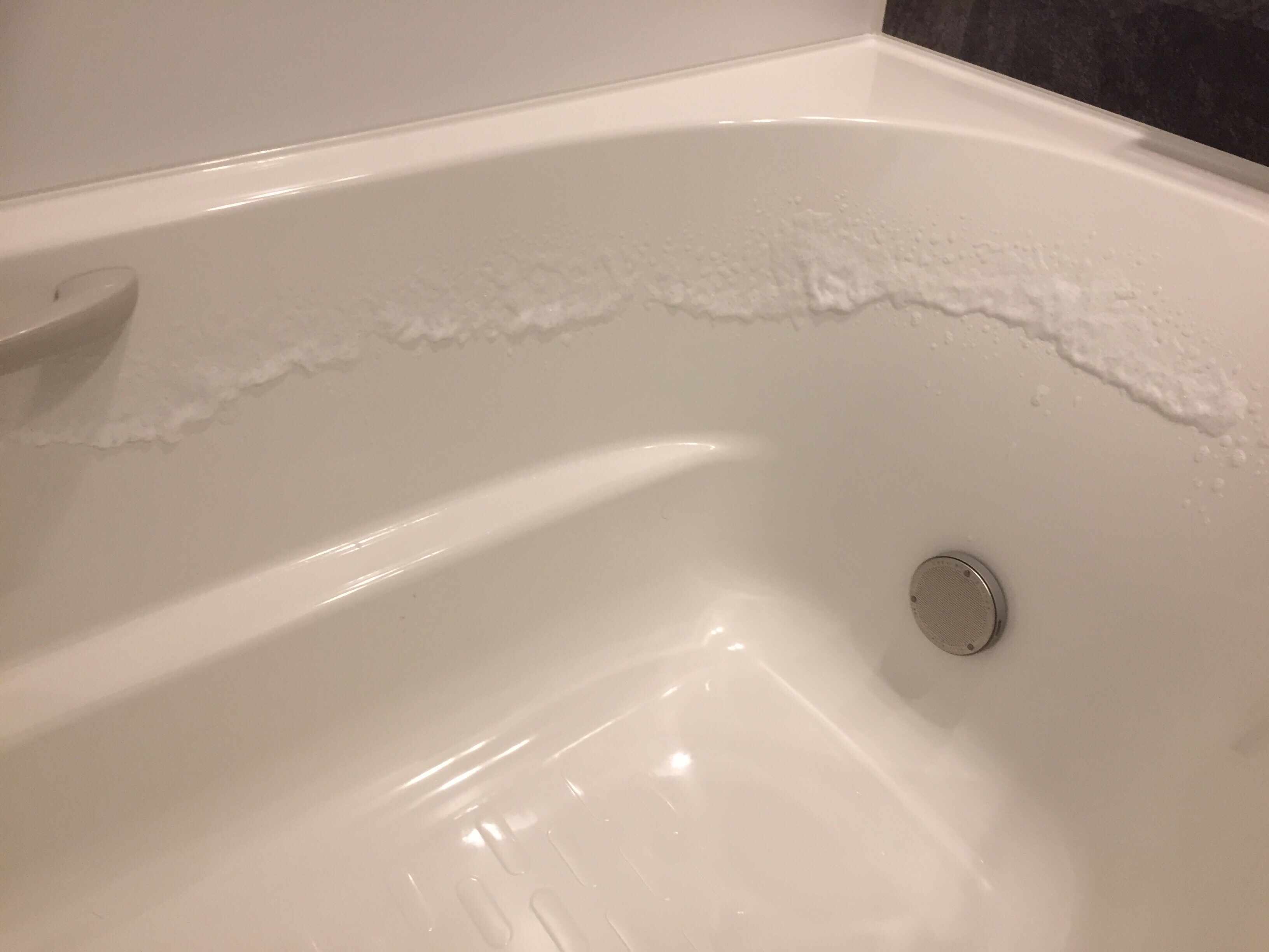浴槽に青い線の汚れ！マジックリンを使った掃除の方法