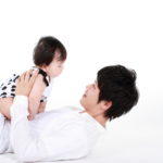 男性が育休をとったら報復する会社があるらしい!カネカのパタハラ問題