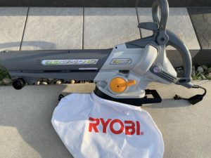 芝生のサッチ処理ならリョービのブロワバキュームを使おう
