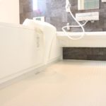 激落ちくんを使用して浴室の「赤カビ」を4週間生えさせない方法!