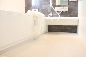 激落ちくんを使用して浴室の「赤カビ」を4週間生えさせない方法!